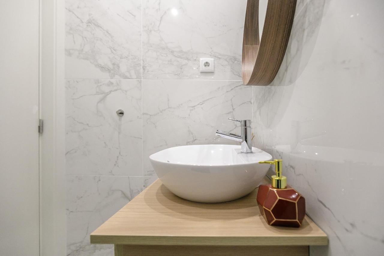Lovelystay - Downtown Studio With Pool, Ac And Balcony Porto Kültér fotó